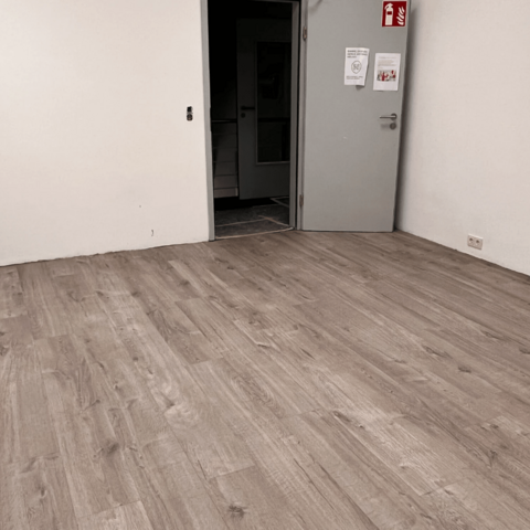 Wir bieten Ihnen nicht nur klassische Malerarbeiten an, sondern auch die Planung und Durchführung von Bodenbelägen. Zu den aktuellen Favoriten gehören die Designböden, die sich als sehr vielseitig und strapazierfähig erweisen. 